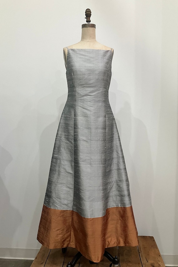 Vestido clásico de seda shantung plateado con corte en A y borde en  contraste, hecho a pedido