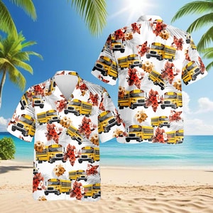 Puede incluir: Camisa blanca de manga corta con un estampado repetido de autobuses escolares amarillos y flores rojas y naranjas. La camisa tiene un cuello clásico y está hecha de una tela ligera, perfecta para el clima cálido.