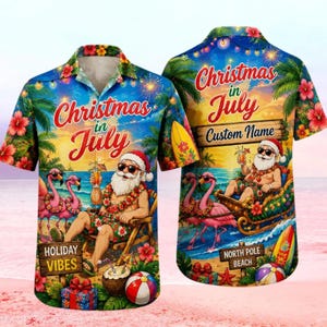 Puede incluir: Una camisa de manga corta con botones con un tema de Navidad en julio que muestra a Santa Claus, flamencos rosas, tablas de surf y elementos de playa. El diseño incluye el texto Christmas in July, Holiday Vibes y North Pole Beach.