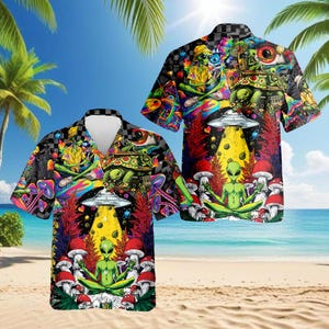 Könnte beinhalten: Kurzärmeliges Button-Down-Hemd mit einem lebendigen, psychedelischen Design. Das Hemd hat ein farbenfrohes Muster mit Außerirdischen, Pilzen und einem UFO. Der Hintergrund zeigt eine Strandszene mit Palmen und blauem Himmel.