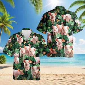 Könnte beinhalten: Ein kurzärmeliges Hawaiihemd mit einem sich wiederholenden Muster aus rosa Schweinen inmitten üppigen grünen tropischen Laubes und gelben Blumen. Das Hemd ist vor einem Strandhintergrund mit Palmen und blauem Himmel abgebildet.