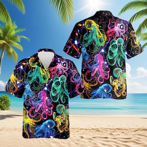 Puede incluir: Dos camisas de manga corta con un vibrante diseño de pulpo. Las camisas presentan un fondo negro con pulpos coloridos en tonos de amarillo, azul, verde y rosa. El diseño incluye líneas geométricas y un fondo de playa tropical.