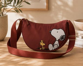 Bolso bandolera de Snoopy y Woodstock, bolso de hombro bordado de Peanuts, bolso marrón con correa ajustable en forma de media luna.