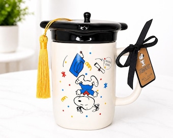 Taza de graduación de Peanuts Rae Dunn, taza de café de Snoopy de la promoción de 2026 (tapa incluida)