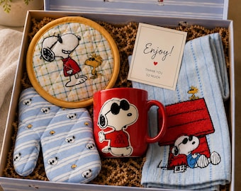 Caja de regalo de café de Snoopy Joe de Peanuts: taza de Rae Dunn, toallas de cocina, salvamanteles.