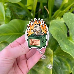 Portatarjetas retráctil con diseño divertido de zarigüeya en un contenedor de basura: