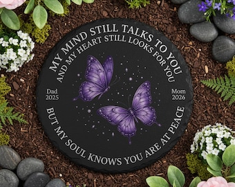 Piedra conmemorativa personalizada para jardín: marcador redondo de pizarra con mariposas moradas, frase de condolencia, nombres y fechas.