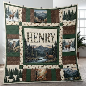 Puede incluir: Una colcha acolchada con temática de bosque, con imágenes de ciervos, osos y un búho. El nombre "HENRY" se muestra de forma destacada en letras de camuflaje. La colcha tiene un diseño de patchwork con colores verdes, marrones y crema.