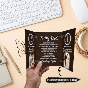 Tarjeta de felicitación de madera personalizada: foto y texto impresos, tríptico plegable de tres paneles.