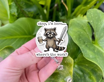 Carrete de insignias de mapache divertido: "Bien, estoy aquí, ¿dónde está el trabajo?", humor de enfermería