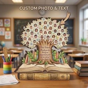 Könnte beinhalten: Ein Holzaufsteller in Form eines Baumes mit runden Fotorahmen für Gesichter, platziert auf einem offenen Buch und einem Bücherstapel. Der Stamm ist mit "Mrs. Brown, Thank you for being an important part of our story! Love, Grade 5" graviert.