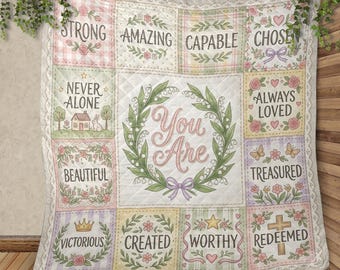 Manta acolchada personalizada: Afirmación con patchwork de flores del mes de nacimiento personalizada, manta estilo cottagecore en tonos pastel.