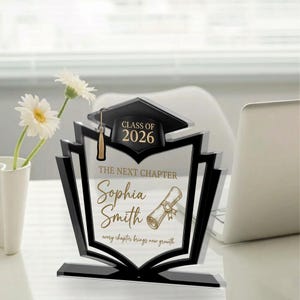Bloque acrílico personalizado: Expositor independiente con forma de libro impreso, promoción de graduación de 2026.