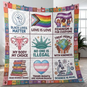 Puede incluir: Una colcha acolchada con nueve cuadrados, cada uno con un gráfico y texto. Los temas incluyen justicia social, derechos LGBTQ+, feminismo y ciencia. El borde está decorado con varios símbolos y patrones.