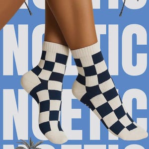 Könnte beinhalten: Crew-Socken mit einem marineblauen und weißen Schachbrettmuster. Die Socken werden vor einem blauen Hintergrund mit dem Wort "POETIC" in großen weißen Buchstaben und Palmenillustrationen präsentiert.
