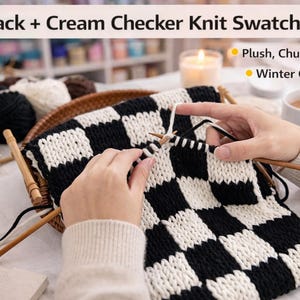 Może przedstawiać: Czarno-kremowa próbka dzianiny w szachownicę jest dziergana drewnianymi drutami. Tekst "Black + Cream Checker Knit Swatch" znajduje się u góry obrazu. Obraz zawiera również czerwone i czarne kulki przędzy, świecę i filiżankę kawy.