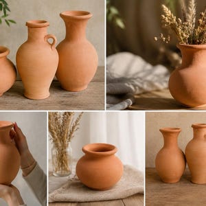 Puede incluir: Una colección de jarrones de terracota de diversas formas y tamaños, incluyendo macetas redondas y una jarra con asa. Los recipientes de arcilla sin esmaltar presentan un acabado mate de color naranja terroso con siluetas redondeadas y aberturas.