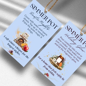 以下が含まれることがあります： 「Simmer Pot」と商品名が書かれた2つの水色のタグ。1つのタグには「Rustic Nights」と暖炉と果物のグラフィックが描かれています。もう1つは「Holiday Glow」と瓶と緑のグラフィックが描かれています。