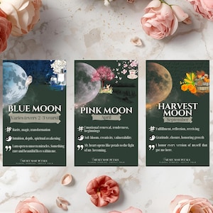 Peut inclure: Trois cartes verticales sur le thème céleste, avec les textes "Blue Moon", "Pink Moon" et "Harvest Moon". Chaque carte a un fond vert foncé avec des illustrations de lunes, de fleurs et de texte. Les cartes sont entourées de roses roses.