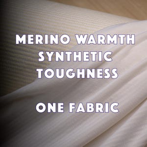 Pode incluir: Um close-up de dois tecidos, um enrolado e outro drapeado. O tecido enrolado é de cor bege claro, enquanto o tecido drapeado é branco. O texto na imagem diz: "MERINO WARMTH SYNTHETIC TOUGHNESS ONE FABRIC."