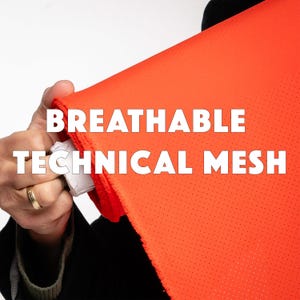 Pode incluir: Tecido de malha técnica respirável laranja brilhante. O tecido é levantado, mostrando sua textura e flexibilidade. As palavras "BREATHABLE TECHNICAL MESH" são impressas em branco no tecido.