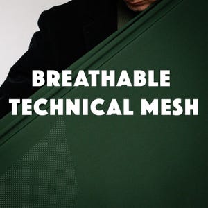 Pode incluir: Tecido de malha técnica respirável verde escuro. O tecido está sendo levantado, revelando um padrão pontilhado. As palavras "BREATHABLE TECHNICAL MESH" são exibidas em branco, em negrito.