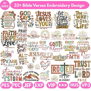 Puede incluir: Una colección de diseños de bordado con versículos bíblicos. Los diseños incluyen frases como «Dios te ama», «Deja que tu luz brille» y «Confía en el Señor». La paleta de colores incluye tonos de marrón, beige y verde. La imagen también incluye el texto «5+ tamaños» y «33+ diseños de bordado de versículos bíblicos».