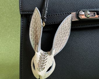 Chaveiro de couro de cordeiro com pingente de bolsa de coelho feito à mão em pele de cobra