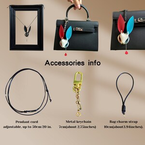 Pode incluir: Um colar com pingente emoldurado preto com design de coelho e uma bolsa preta com um charm de coelho. Informa&ccedil;&otilde;es sobre acess&oacute;rios: Cord&atilde;o de pingente ajust&aacute;vel at&eacute; 50cm, chaveiro de metal 7cm e al&ccedil;a de charm de bolsa 10cm.