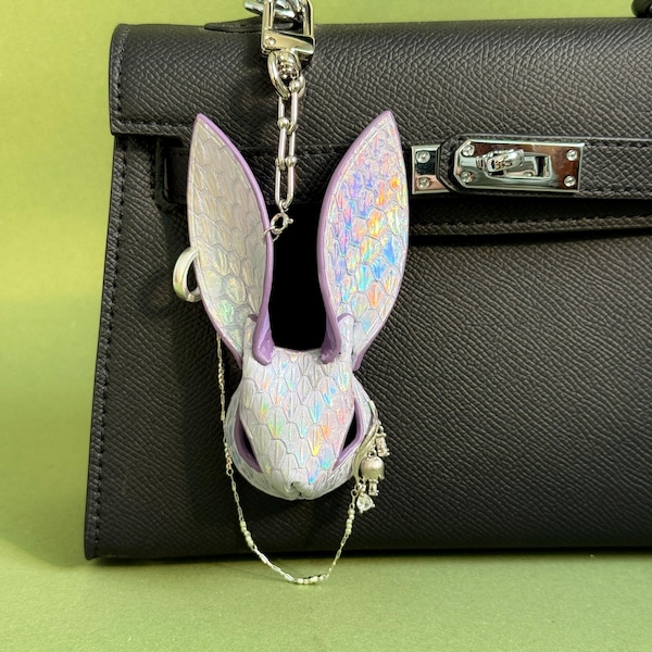 Dije para bolso de piel de serpiente iridiscente con forma de conejo, dije para bolso de piel de cordero hecho a mano, dijes para bolso