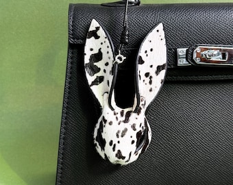 Pingente de coelho em couro, pingente artesanal em pele de cordeiro com crina de cavalo, pingente marcante para bolsa.