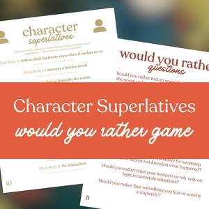 Puede incluir: Tarjetas blancas con preguntas del juego "Character Superlatives", con frases como "&iquest;Preferir&iacute;as...?" y indicaciones. El t&iacute;tulo del juego se muestra sobre un fondo naranja. El juego est&aacute; en ingl&eacute;s.