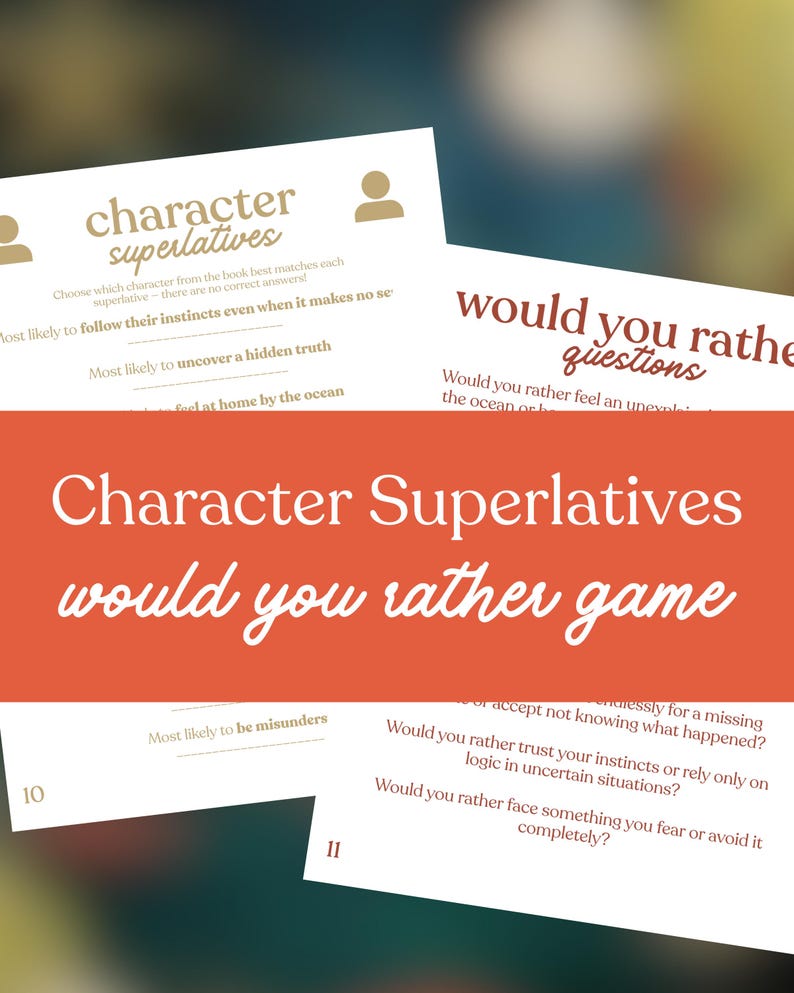 Puede incluir: Tarjetas blancas con preguntas del juego "Character Superlatives", con frases como "&iquest;Preferir&iacute;as...?" y indicaciones. El t&iacute;tulo del juego se muestra sobre un fondo naranja. El juego est&aacute; en ingl&eacute;s.