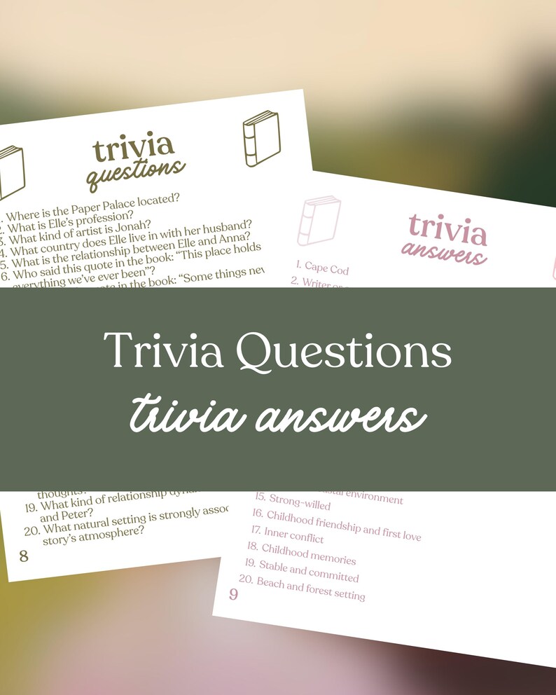 K&ouml;nnte beinhalten: Trivia-Spielkarten mit Fragen und Antworten. Die Karten zeigen die W&ouml;rter "Trivia-Fragen" und "Trivia-Antworten" in handschriftlichem Stil. Die Fragen und Antworten sind auf den Karten mit einem Buchsymbol aufgef&uuml;hrt.