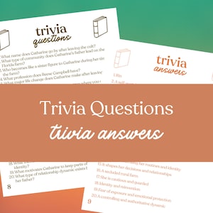 Puede incluir: Tarjetas de trivia con las palabras "trivia questions" y "trivia answers" en escritura blanca sobre un fondo marr&oacute;n. Las tarjetas presentan preguntas y respuestas sobre un libro. Los n&uacute;meros 8 y 9 son visibles.