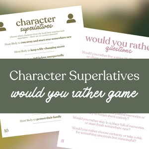 K&ouml;nnte beinhalten: Ein Satz wei&szlig;er Karten mit Text f&uuml;r ein Spiel. Die Karten haben Text, der "Character Superlatives" und "Would You Rather" Fragen lautet. Der Hintergrund ist ein verschwommenes Gr&uuml;n und Braun.