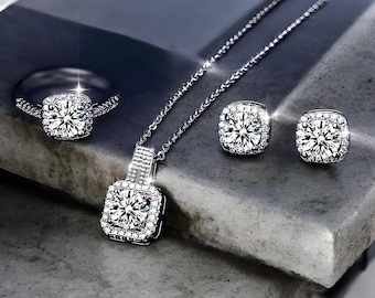 Conjunto de joyas de circonitas geométricas: collar, pendientes y anillo de oro.