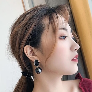 Elegant Pearl Drop Earrings: Modern Statement Jewelry