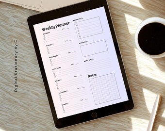 Könnte beinhalten: Ein digitaler Wochenplaner auf einem schwarzen Tablet. Der Planer hat Abschnitte für jeden Tag, Prioritäten, Erinnerungen und Notizen. Der Text "Weekly Planner" steht oben. Eine Tasse Kaffee und ein Stift sind ebenfalls zu sehen.