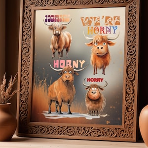 Può includere: Stampa incorniciata con quattro mucche delle Highlands dei cartoni animati, ognuna con la parola "Horny" sopra o vicino. La stampa ha una cornice in legno marrone con intagli ornamentali. Lo sfondo è una sfumatura di colori.