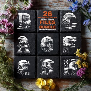 Może przedstawiać: Biały ceramiczny kubek z czarnym uchwytem i napisem "But First, Coffee" pogrubioną czcionką. Kubek jest ustawiony na rozmytym tle, sugerującym przytulne otoczenie.