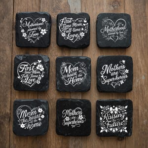 Peut inclure: Un ensemble de neuf dessous de verre carr&eacute;s en ardoise noire avec des gravures blanches repr&eacute;sentant des c&oelig;urs floraux et du texte. Les inscriptions incluent Motherhood powered by love, First time Mom, Full-time Love, Mom the heart of the home, Mothers are Super-heroes et Raising the Future.