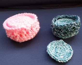 5 reusable makeup remover pads (Face scrubies) with a small matching basket!