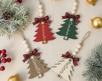 Benutzerdefinierte Weihnachtsstrumpf-Namensschild - Holzbaumanhänger mit Perlen, personalisierte Weihnachtsverzierung, rustikaler Geschenkanhänger, Weihnachtsdekor, Weihnachten