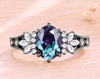 Anillo de compromiso gótico ovalado con alejandrita, anillo de promesa único de oro negro con filigrana y detalles milgrain, anillo de joyería estilo art déco con racimo de piedras preciosas verdes.