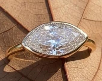 Förlovningsring med marquiseslipad moissanit och bezelinfattning | Elegant solitärjubileumsring i 14 karat guld | Unik öst-väst-ring