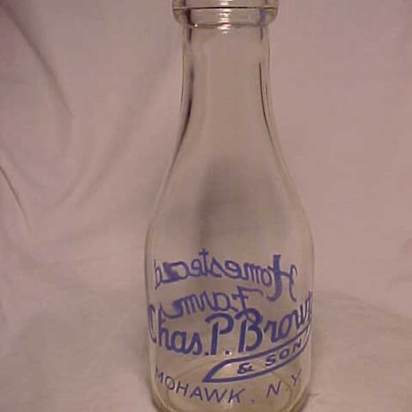 1949 Homestead Farm Chas. P. Brown & Son Mohawk, N.Y., TRPQ Round Quart Blue Pyro Painted Label Milk Bottle, Country Primitive Decor