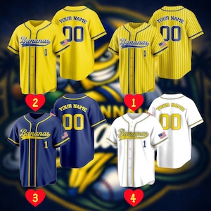 Op de afbeelding: Honkbalshirts in geel, marineblauw en wit. Elk shirt heeft het woord "Bananas" en een nummer. Sommige shirts hebben de tekst "YOUR NAME" en het nummer "00" op de achterkant. De shirts hebben een Amerikaanse vlag patch op de mouw.