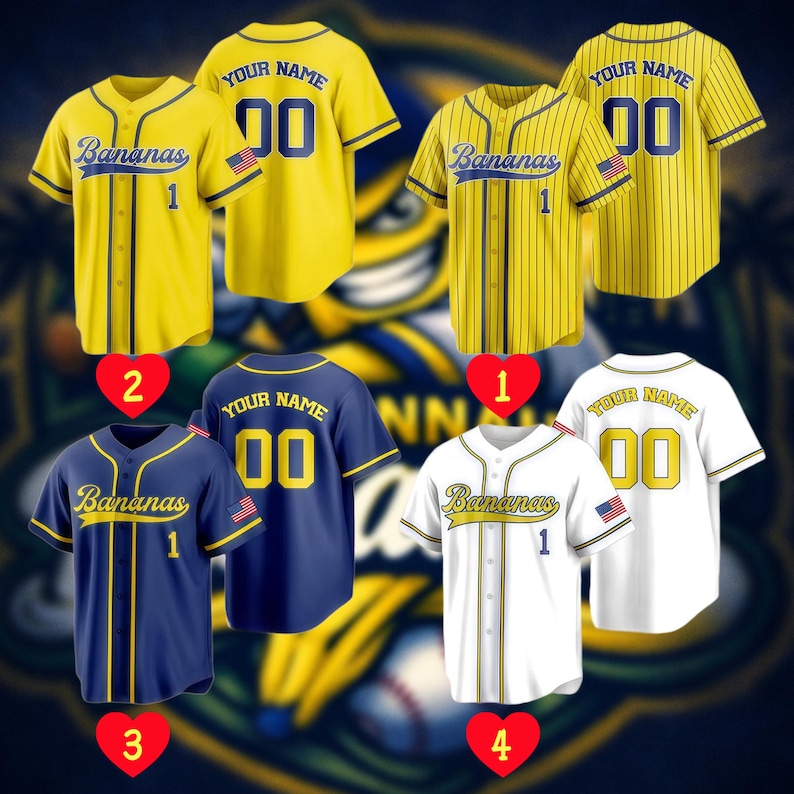 Op de afbeelding: Honkbalshirts in geel, marineblauw en wit. Elk shirt heeft het woord "Bananas" en een nummer. Sommige shirts hebben de tekst "YOUR NAME" en het nummer "00" op de achterkant. De shirts hebben een Amerikaanse vlag patch op de mouw.