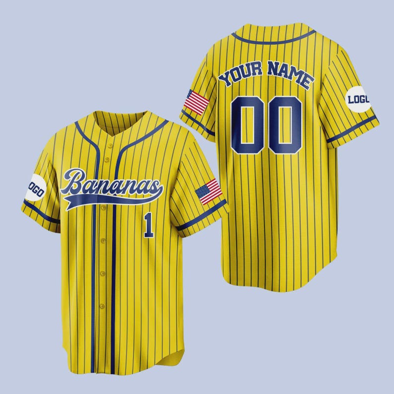 Op de afbeelding: Geel honkbalshirt met marineblauwe krijtstrepen, het woord "Bananas" over de borst en het nummer 1. De achterkant van het shirt heeft het nummer 00 en de woorden "YOUR NAME". Voorzien van een Amerikaanse vlag patch op de mouw.